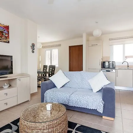 Thalassa Beach Two Bedroom Penthouse דירה